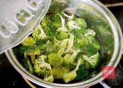 香辣西兰花的做法图解2