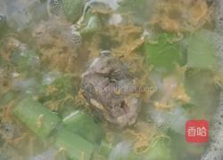 鸡蛋黄瓜肉汤的做法图解5
