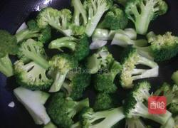 西蓝花炒西红柿的做法图解4