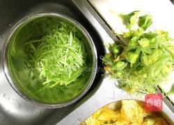 尖椒炒南瓜花的做法图解3