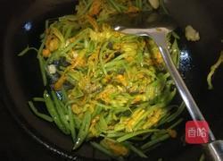 尖椒炒南瓜花的做法图解5