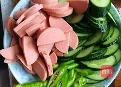 黄瓜炒火腿肠的做法图解1