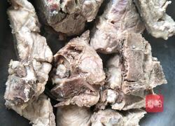 脊骨炖豆角的做法图解1