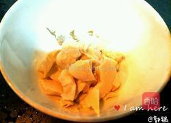 咸蛋白炒春菜的做法图解2