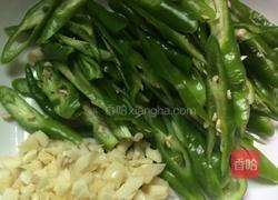 辣椒炒肉的做法图解1