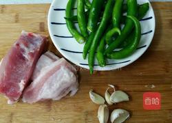 家常辣椒炒肉的做法图解1