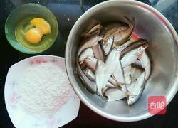 油炸小鱼的做法图解1