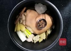 卤肘子的做法图解2