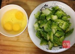 苦瓜炒鸡蛋的做法图解1