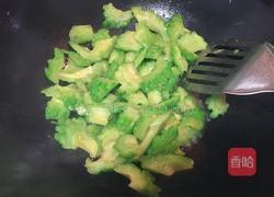 苦瓜炒鸡蛋的做法图解3