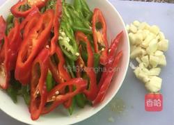 青椒焖鸡的做法图解1
