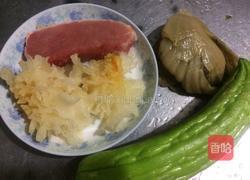 银耳苦瓜咸菜瘦肉汤的做法图解1