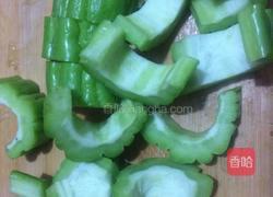银耳苦瓜咸菜瘦肉汤的做法图解3