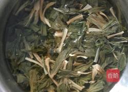 玉米扁鱼菜干汤的做法图解1