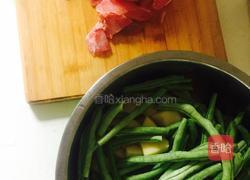 土豆炖豆角的做法图解1