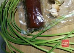 蒜苔炒腊肉的做法图解1