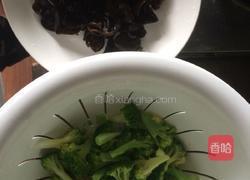 西兰花炒木耳的做法图解5