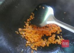 胡萝卜黄瓜蛋炒饭的做法图解5