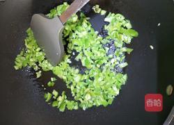 青椒鸡蛋火腿炒饭的做法图解3