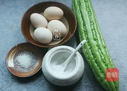苦瓜炒鸡蛋的做法图解1