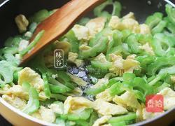 苦瓜炒鸡蛋的做法图解8
