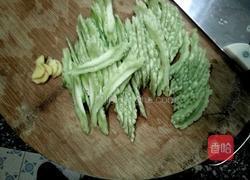 苦瓜猪肝瘦肉汤的做法图解2