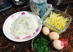 土豆鸡蛋煎冷饭的做法图解1