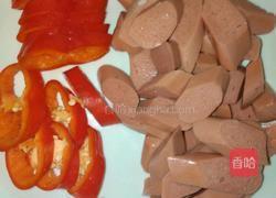 甜椒豆芽炒鸡肉肠的做法图解1