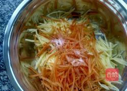 土豆胡萝卜丝饼的做法图解2