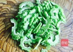 苦瓜炒鸡蛋的做法图解3