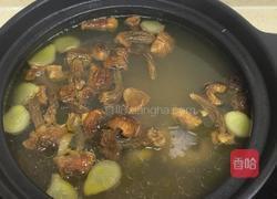松茸枸杞炖老鸭汤的做法图解3