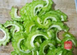 苦瓜炒红虾米的做法图解2