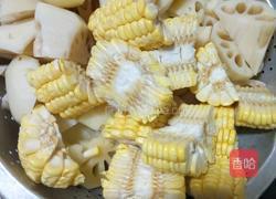 莲藕玉米猪脚汤的做法图解5