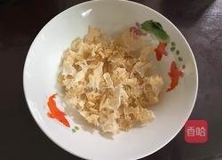 银耳莲子汤的做法图解1