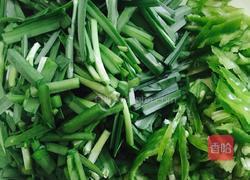 韭菜炒莲菜的做法图解2