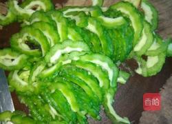猪扒丝炒苦瓜的做法图解1