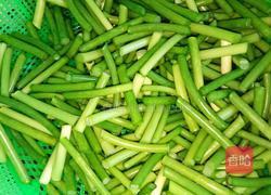 蒜苗炒肉的做法图解1