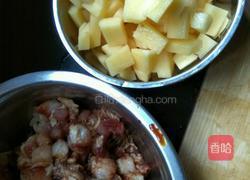 五花肉土豆焖饭的做法图解2