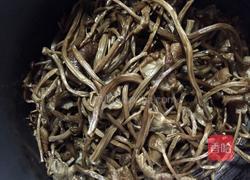 茶树菇骨头汤的做法图解1
