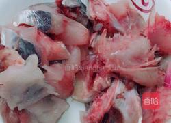 酸菜炒马鲛鱼的做法图解1