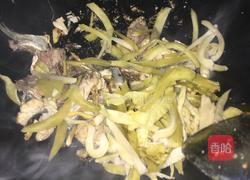 酸菜炒马鲛鱼的做法图解4