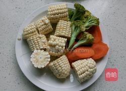胡萝卜玉米排骨汤的做法图解2