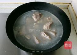 胡萝卜玉米排骨汤的做法图解4