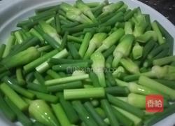 蒜薹鹌鹑蛋的做法图解1
