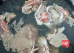 胡萝卜y玉米排骨汤的做法图解1