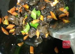胡萝卜炒木耳的做法图解7