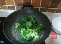 西兰花炒鸡肉的做法图解2