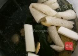 高压锅排骨竹荪海带汤的做法图解3