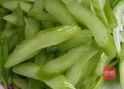 西芹炒鸡胸肉的做法图解3