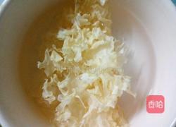 银耳莲子羹的做法图解2